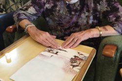 Residents-making-Christmas-cards